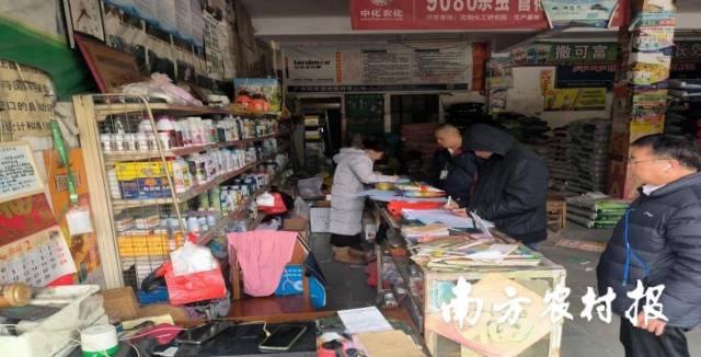 6 开展春耕备耕农资检查 南方农村报 陈静 拍摄.jpg