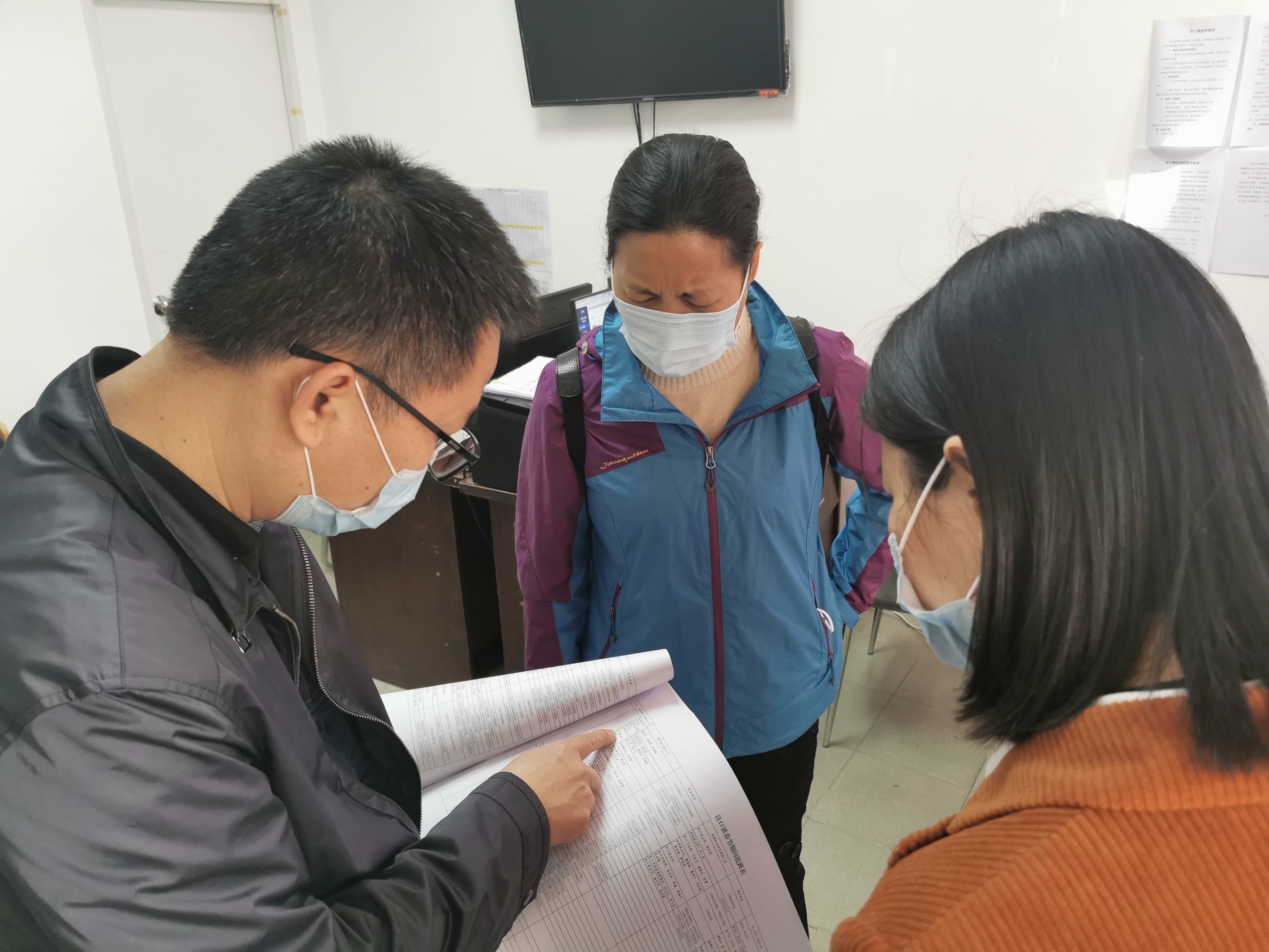 2021年春节，监督检查组到良口镇督导报表过多过滥等问题.jpg