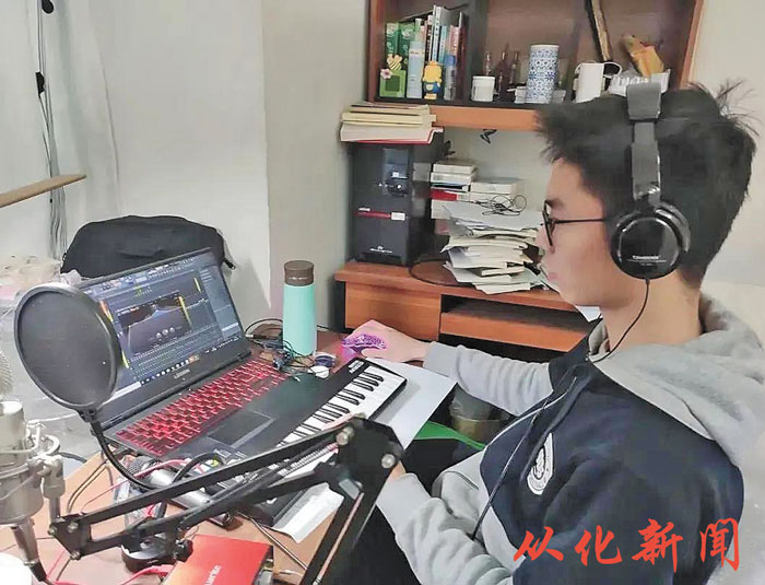 创作歌曲中的李逸康.jpg