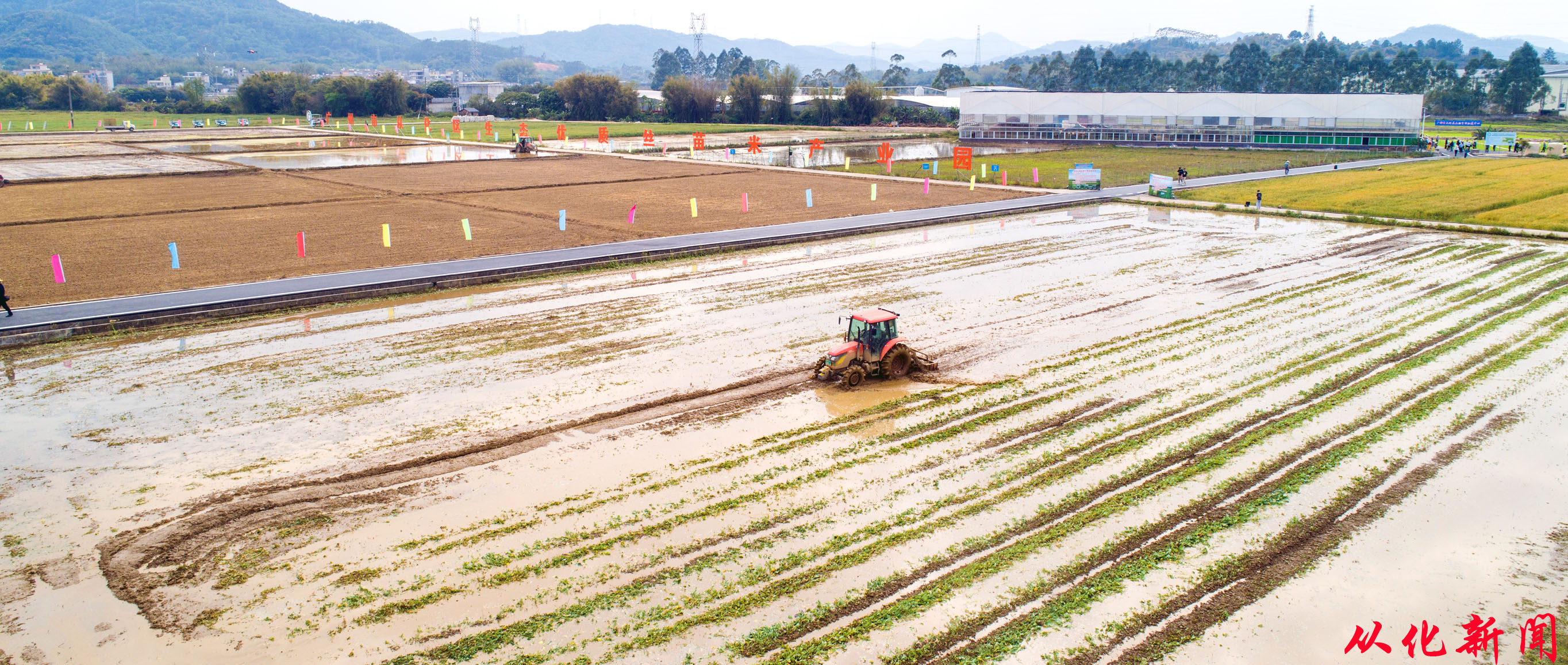 农业机械在田间来回穿梭耕作，奏响科技助力春耕曲。.jpg