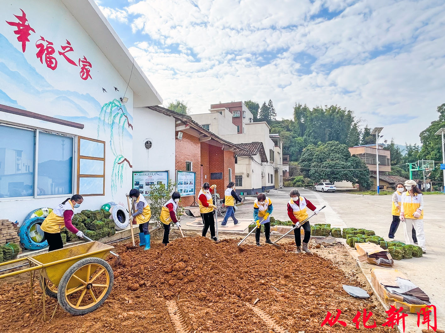 我区组织乡村志愿者参与家乡建设.jpg