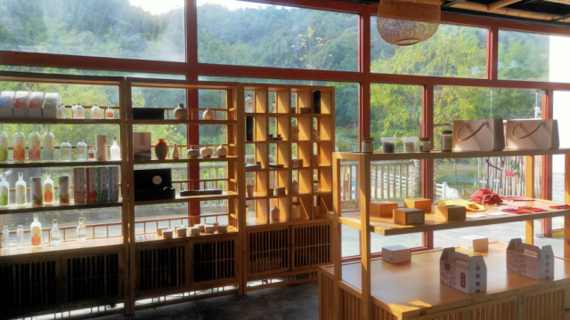 莲麻村文创产品展示柜