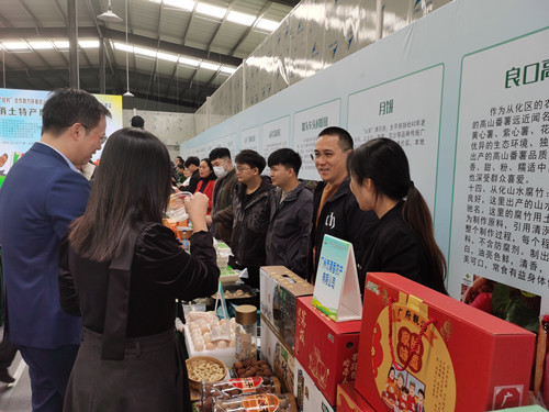 12.18 土特产现场，试吃.jpg