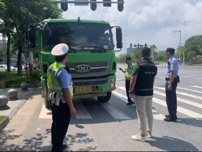 鳌头红绿灯路口 (6).jpg